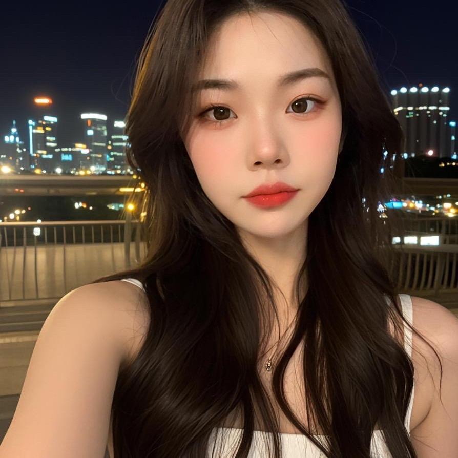 开粤牌车的小姐姐