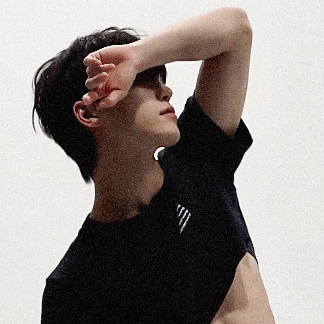 一汪水獭吃苹果