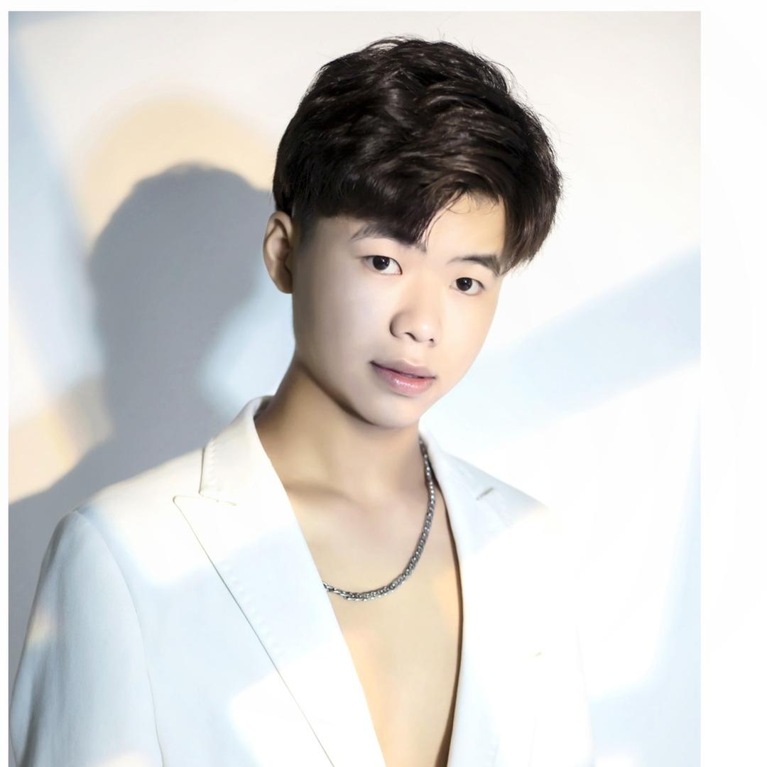 梁山刘海王子  烫发减龄发型