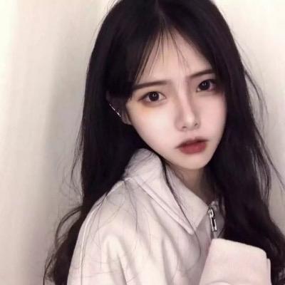 少女的橘猫