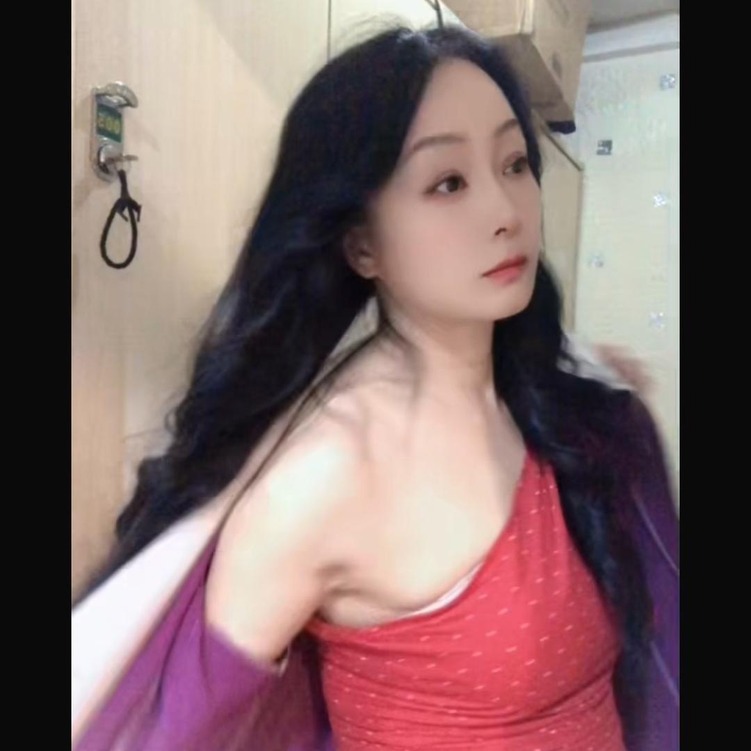 子萱（为了生活陪大哥）