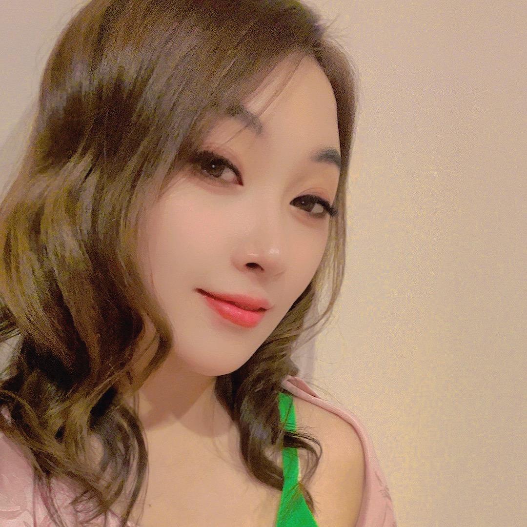 双眼皮女孩🍷🍷