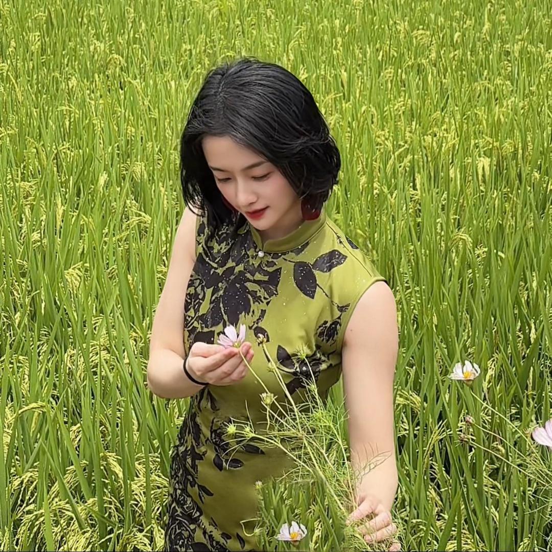 拥有茶山的小女孩