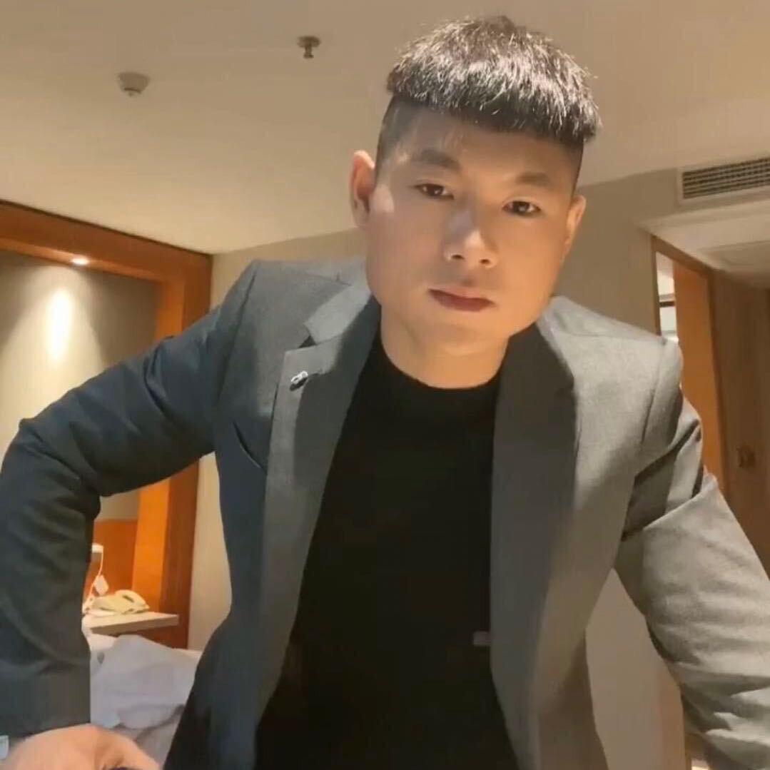 路灯下的男人