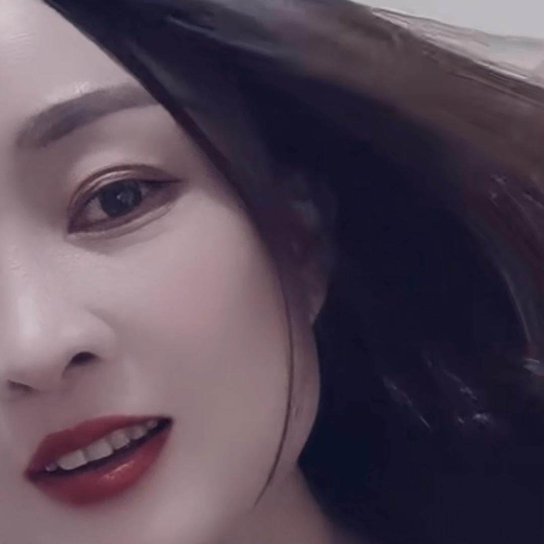 低头浅笑