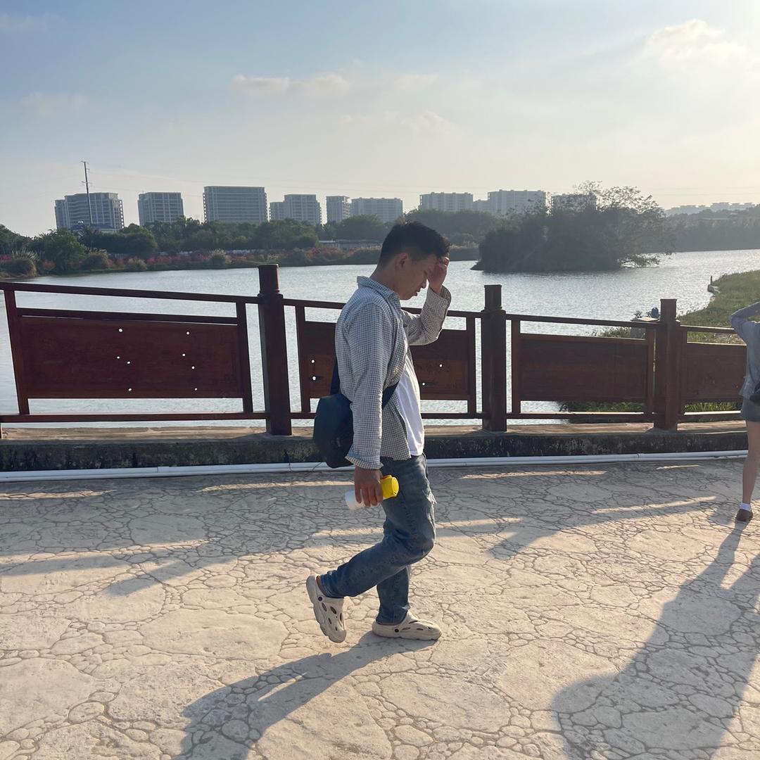不会钓鱼的胖子-锦辉