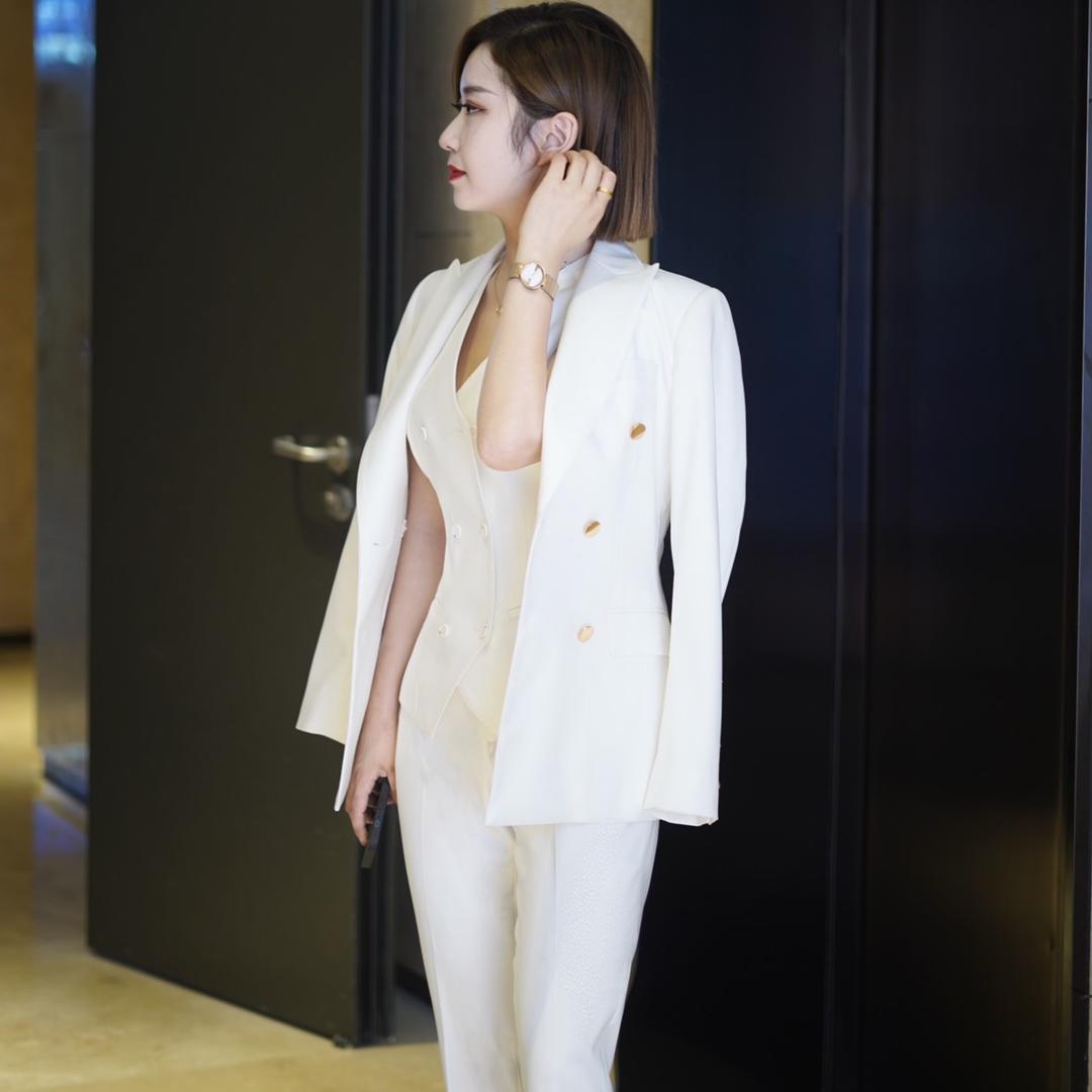 西装小姐姐