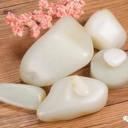 瓦蓝蓝的天空飞老愣