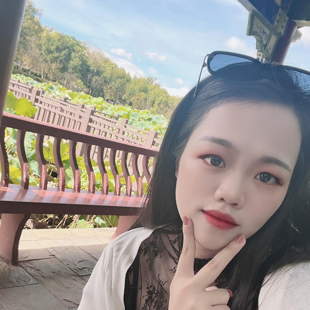 曾菇凉.