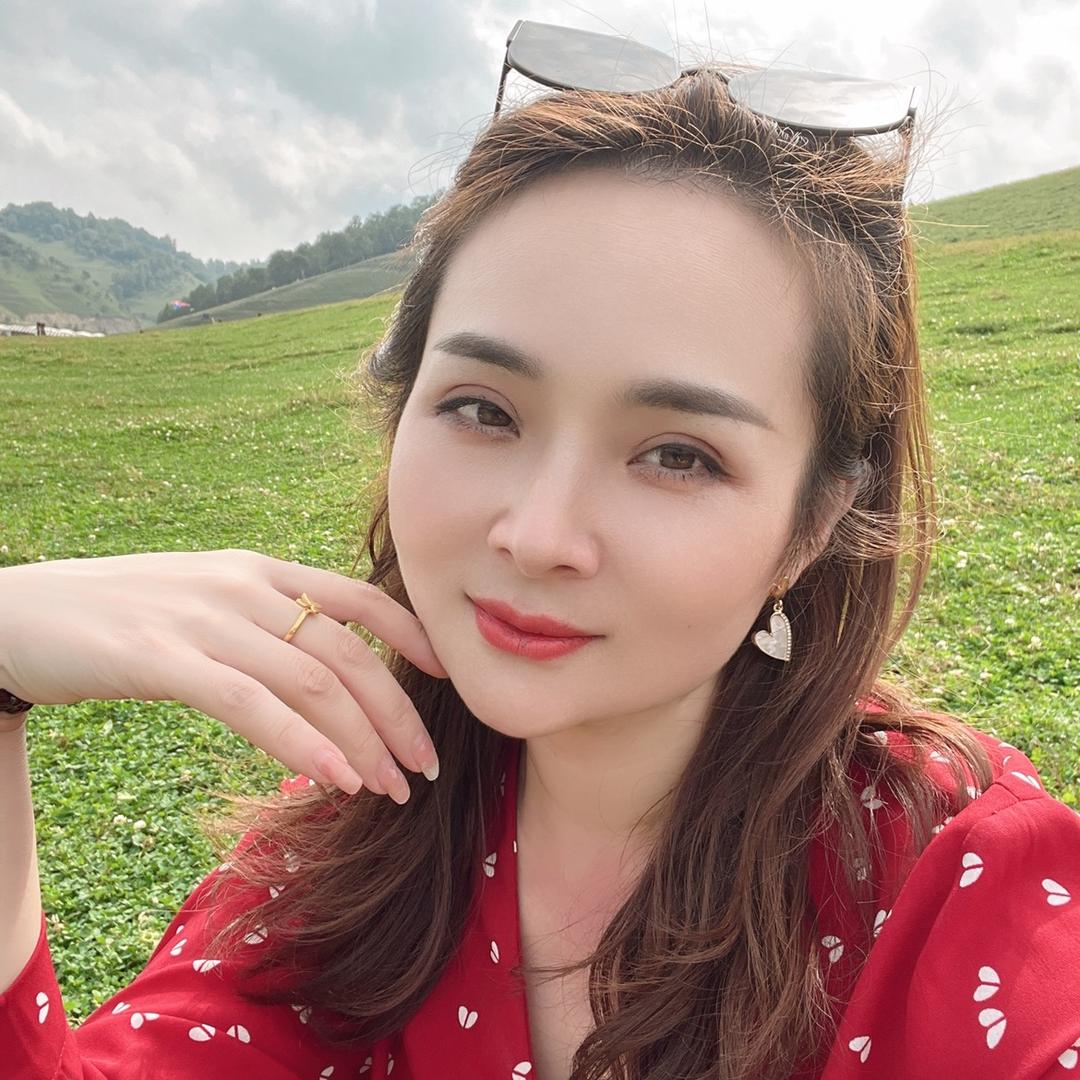 在洋县开婚纱礼服馆的造型老师—欢欢