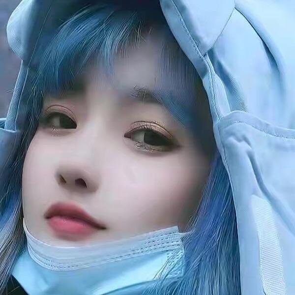 吸着烟徘徊街头