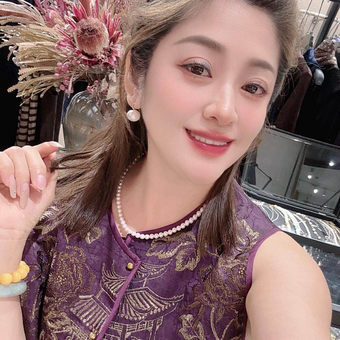 西安市韩奈斯服装店的橱窗西安芸芸美衣