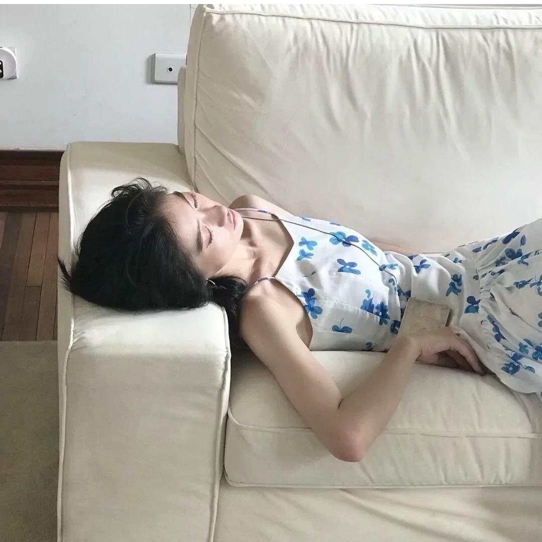 她整晚在写信..
