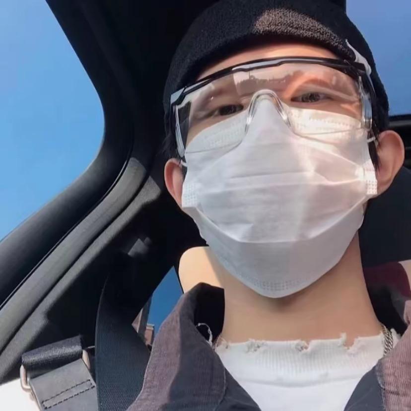 杨乐多.