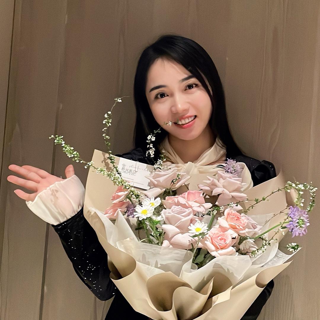 轻素栖花里琳琳