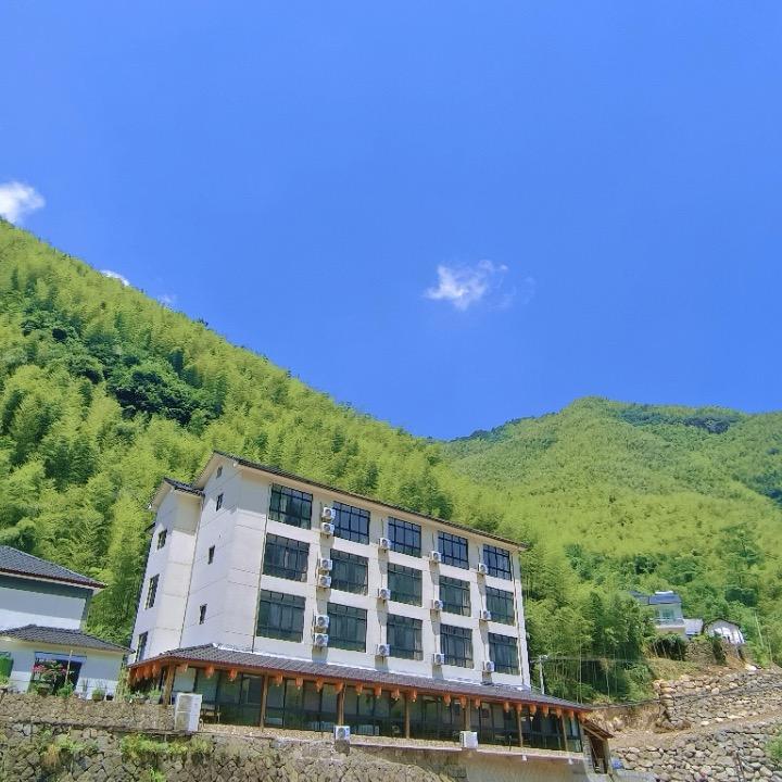 安吉山与溪民宿