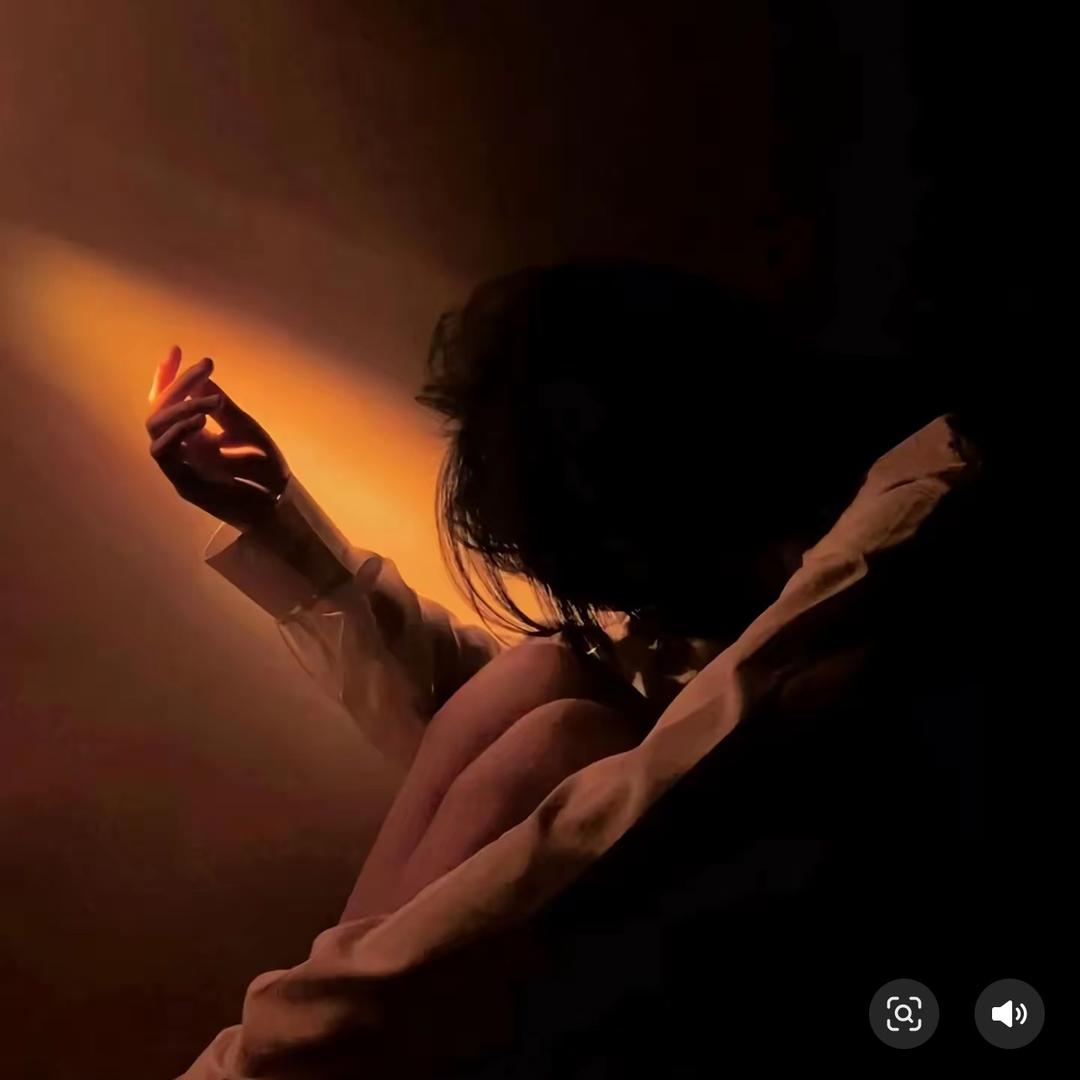 夜深烟未灭.
