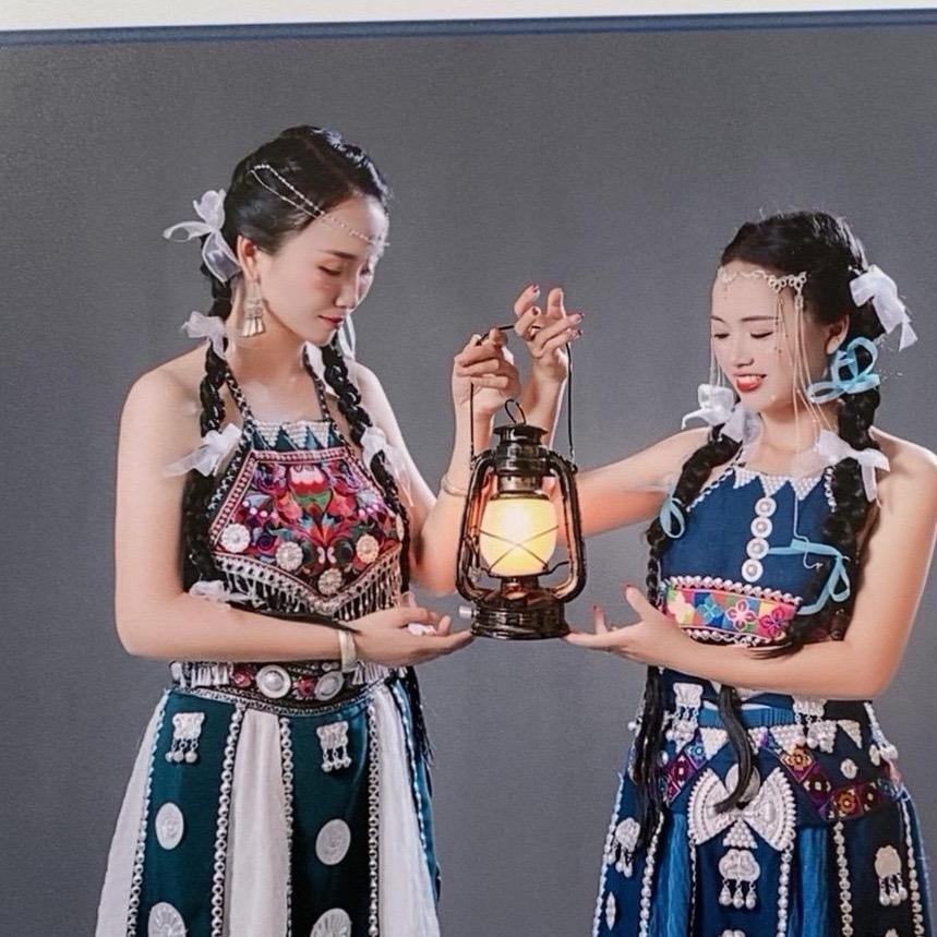 布依姑娘和飞哥