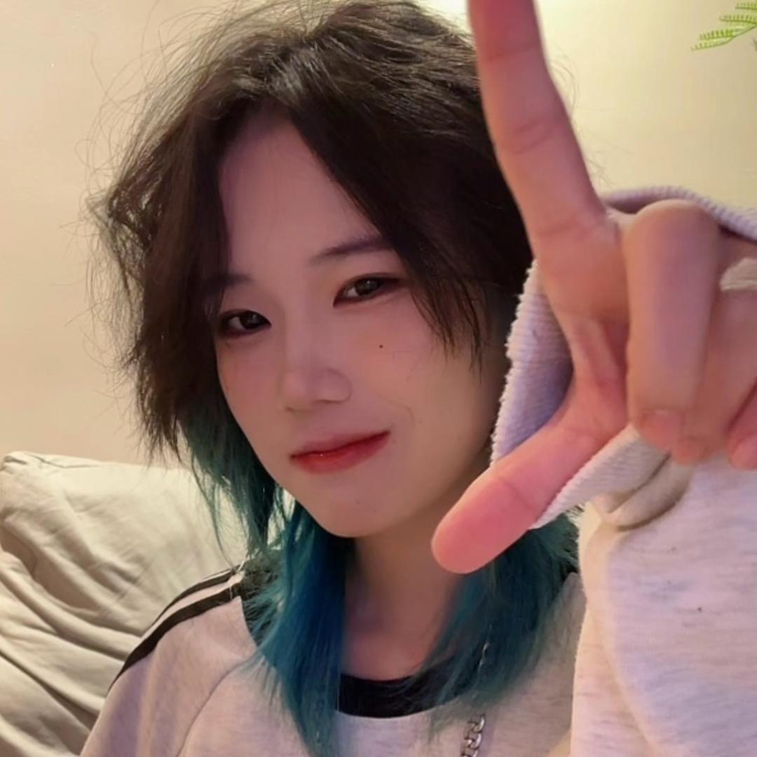 双手手揣兜兜里的葡萄💖