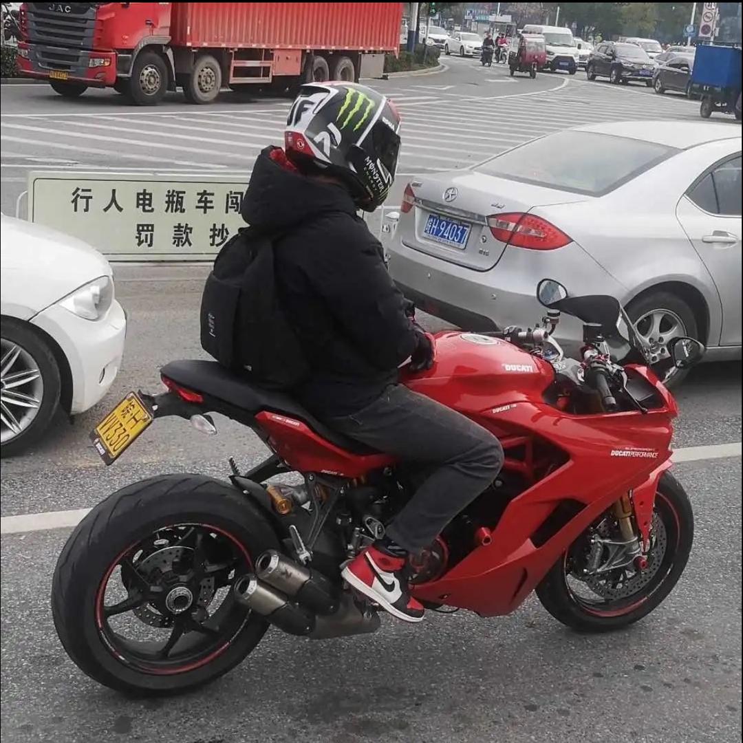 温良.