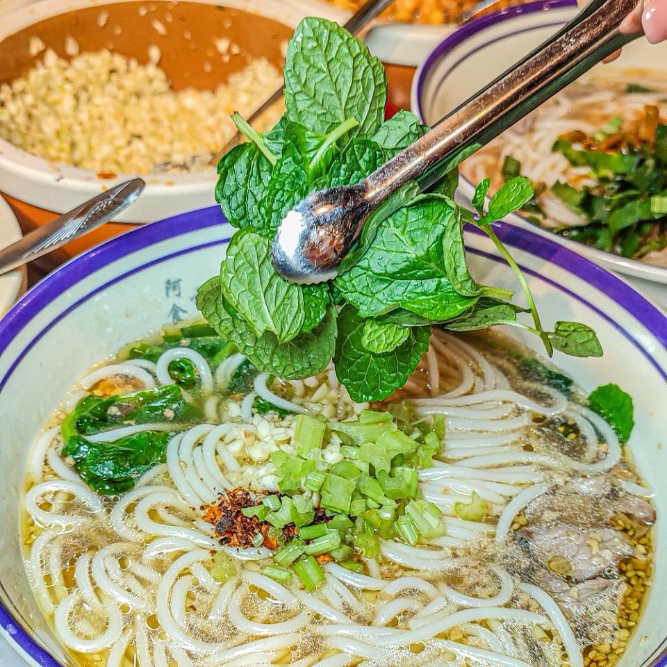 阿食云南生烫牛肉米线