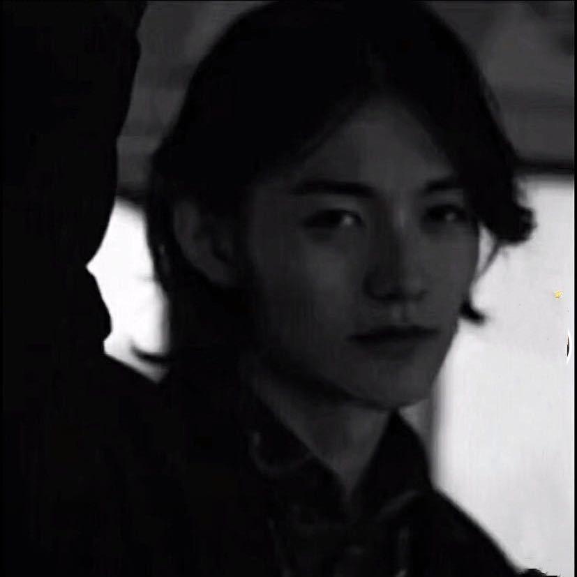 男二￴ ￴ ￴ ￴