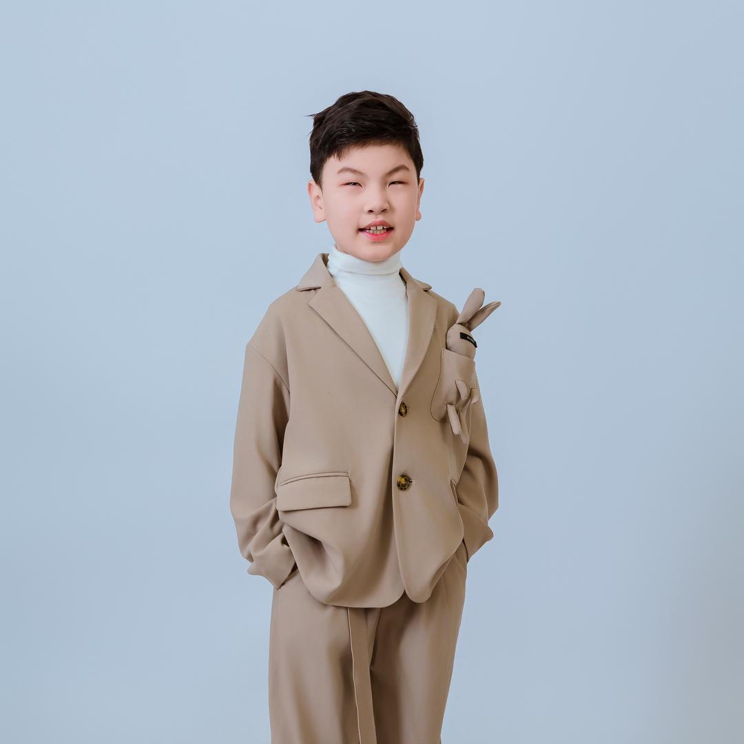 爱弹琴的小盲童