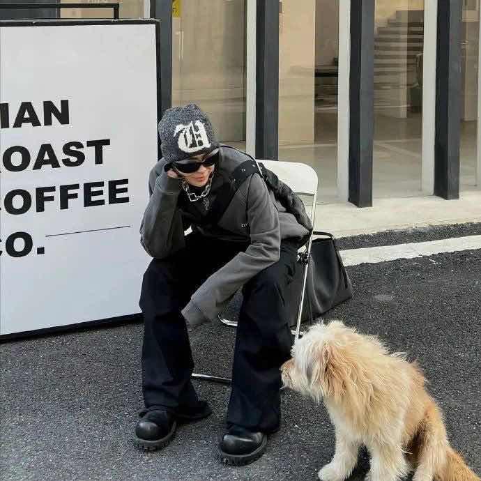 门口吊刀 刀倒吊着