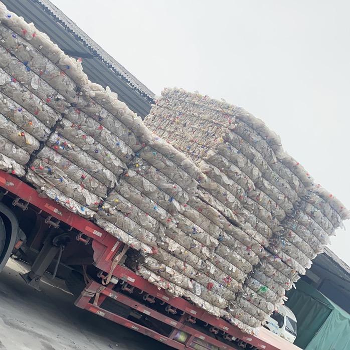 大量收矿泉水瓶子压块