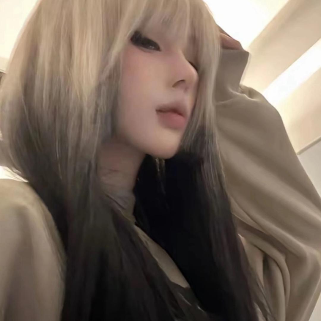 ））