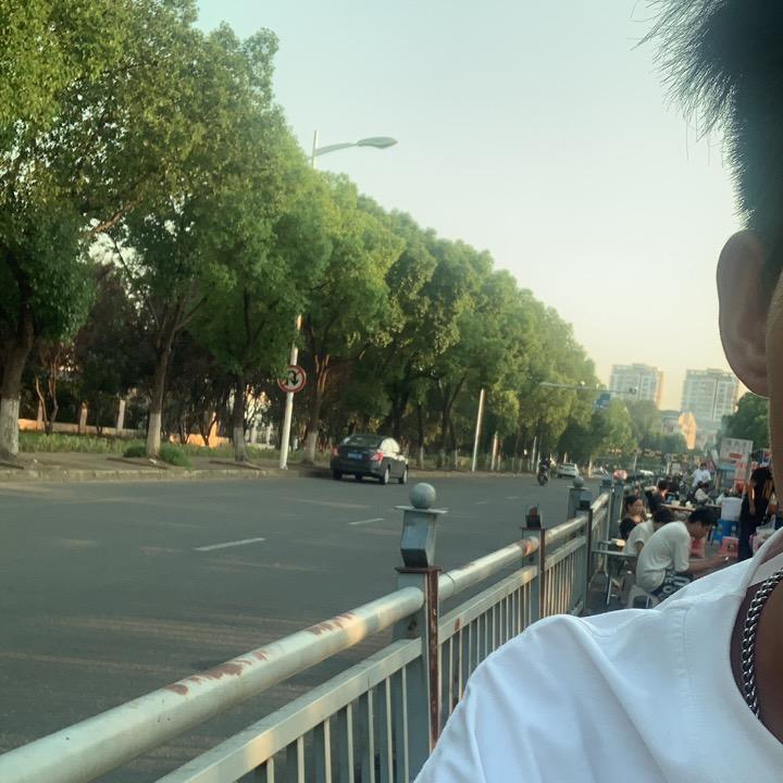 一个摆摊人