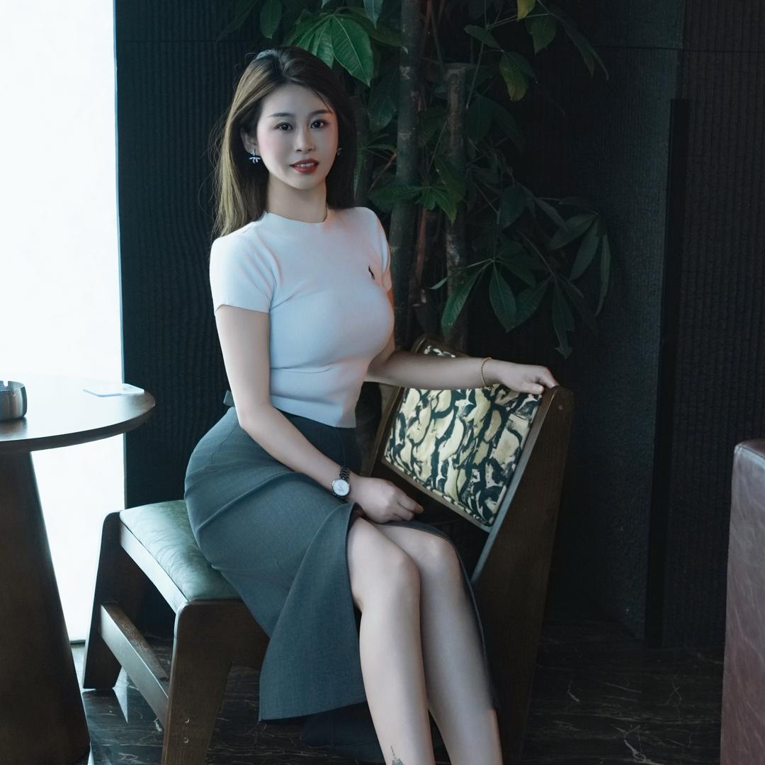 武山靓靓减龄锁骨发