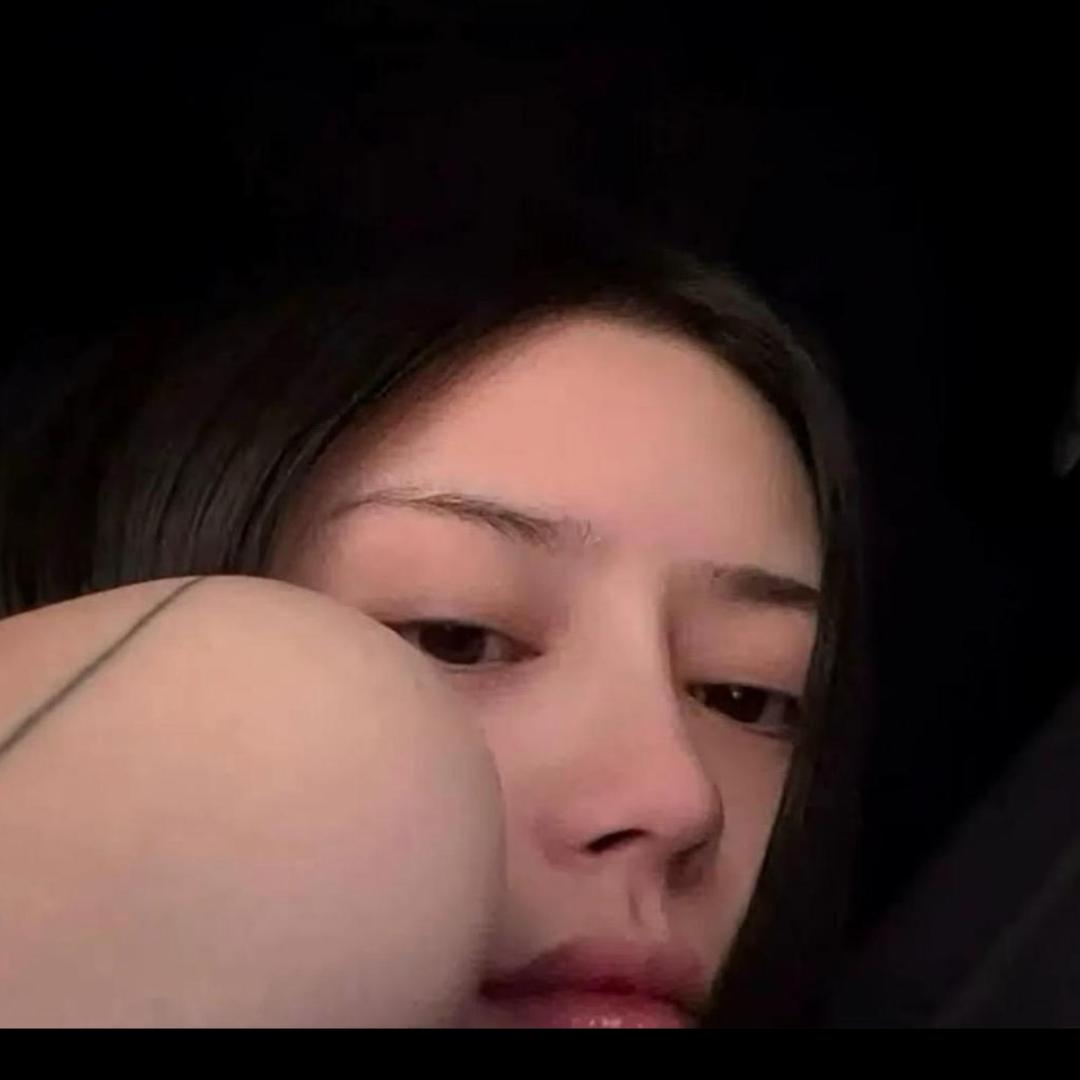 ￴