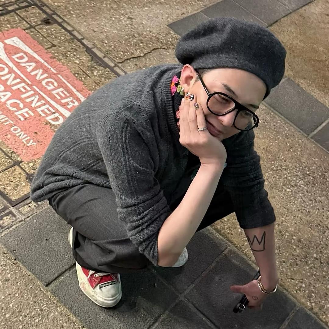 Hh/.