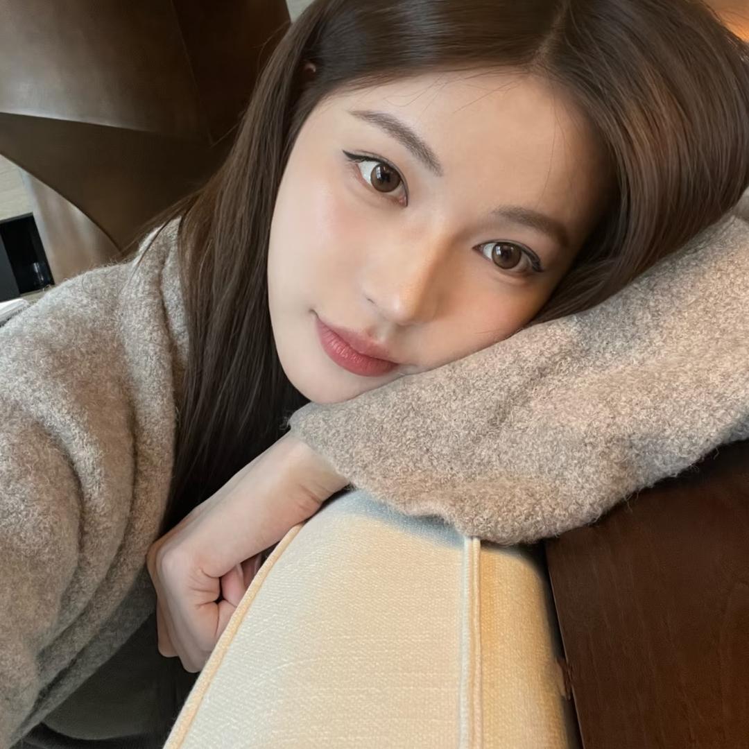 爱伸懒腰的小猫