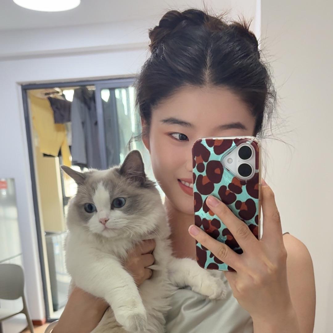 爱吃果冻的小谢
