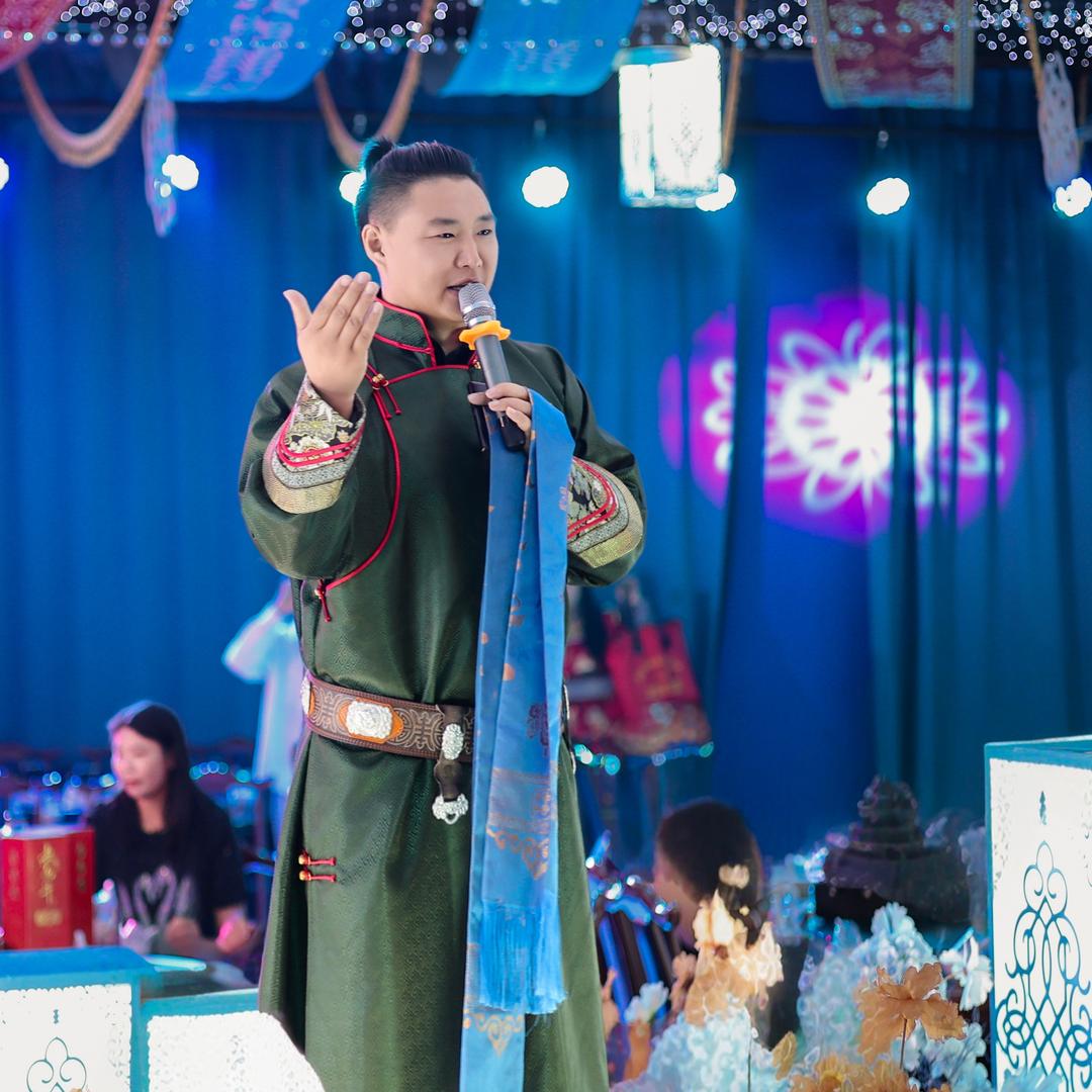 蒙汉双语主持人