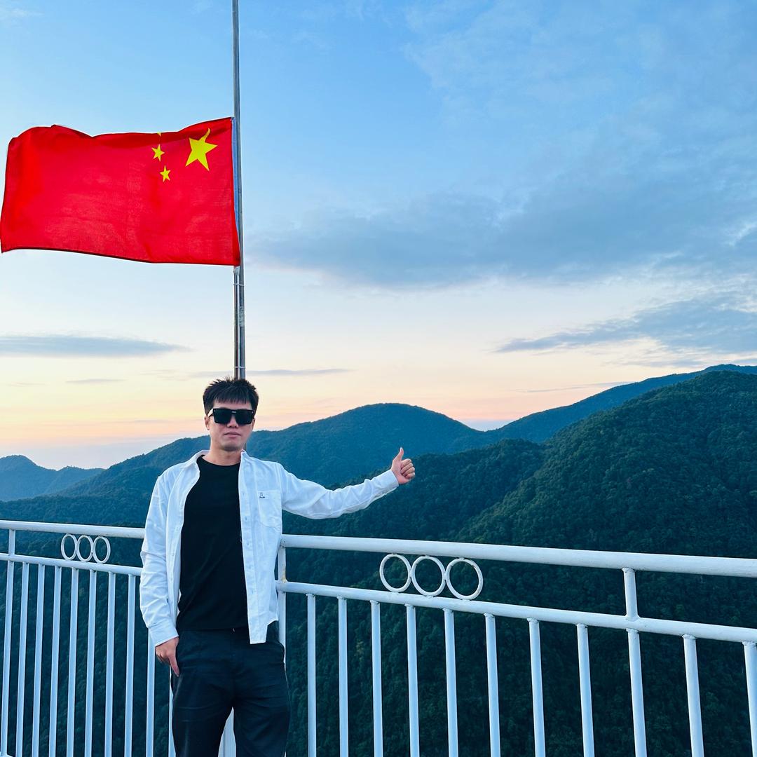 拼命工作的，小嘉哥