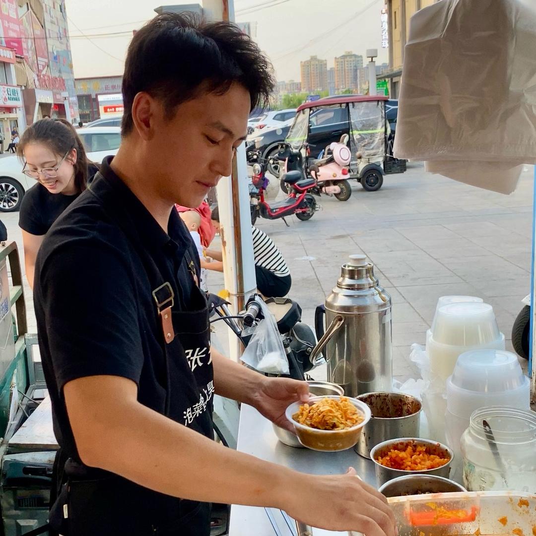 张臭臭（泡菜臭豆腐）