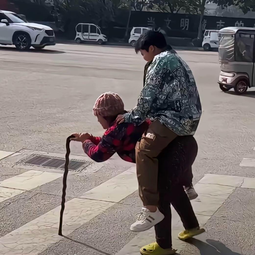 骑老奶奶闯红灯