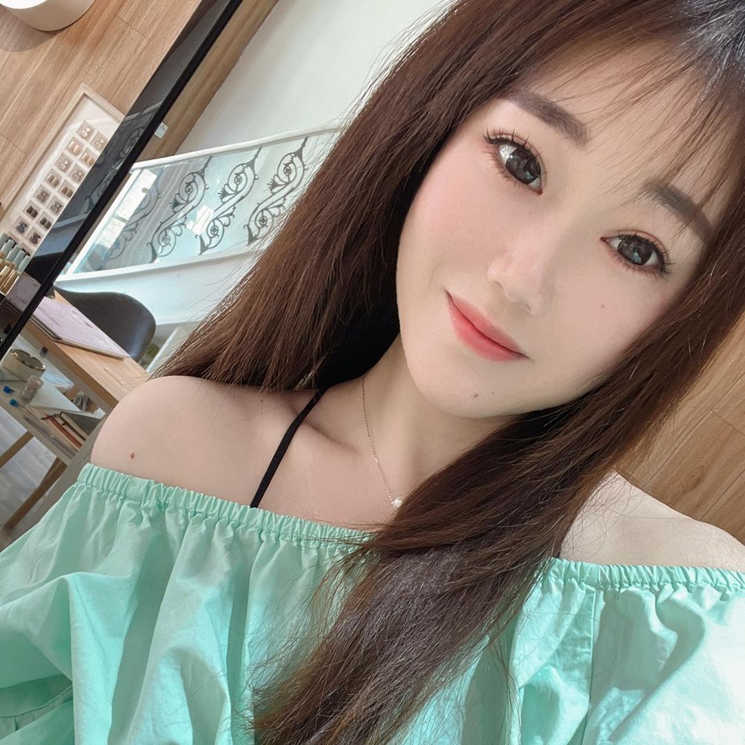 FENG 小艳吖 ෆ◞◟˃̶̤⌄˂̶̤⋆