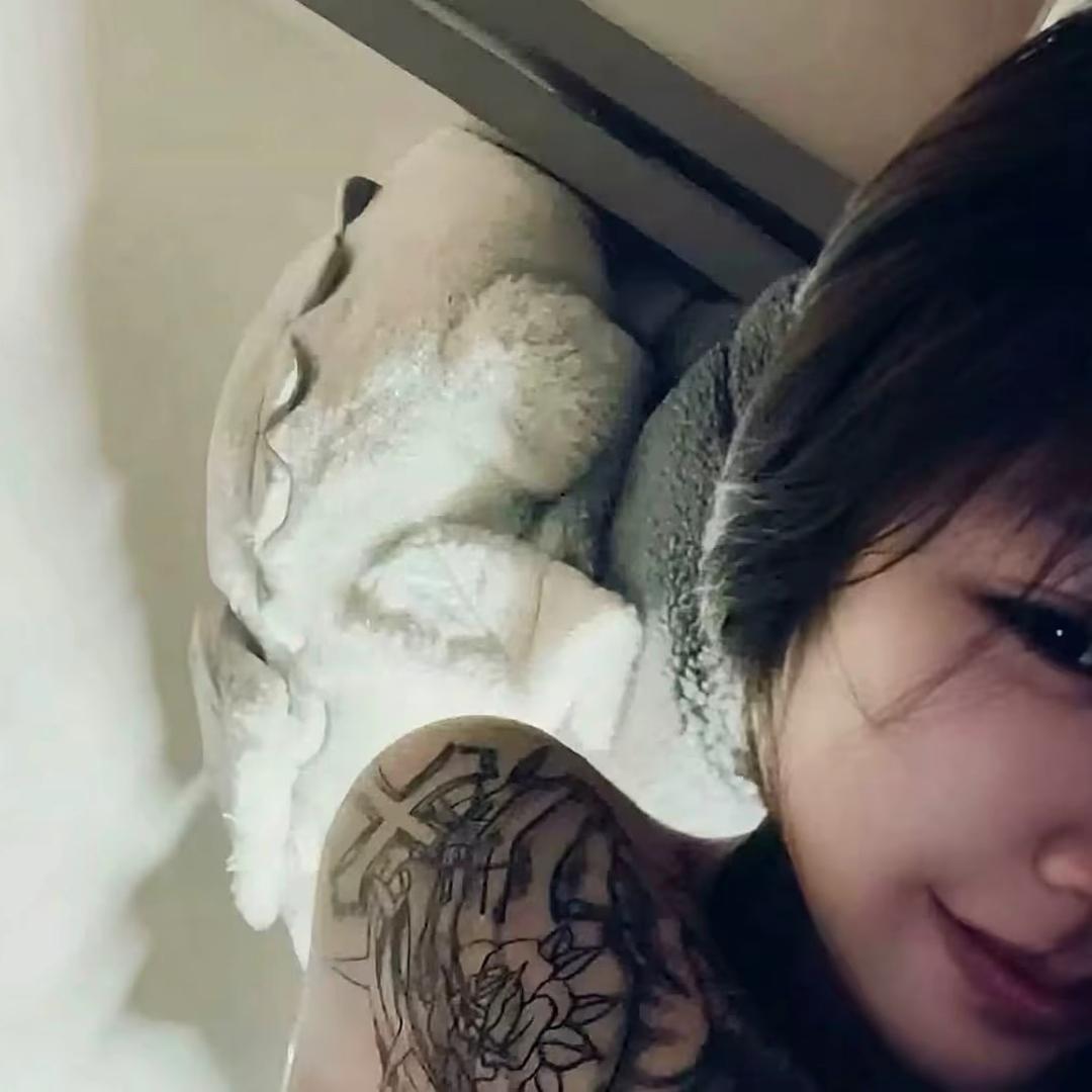 一个欣.