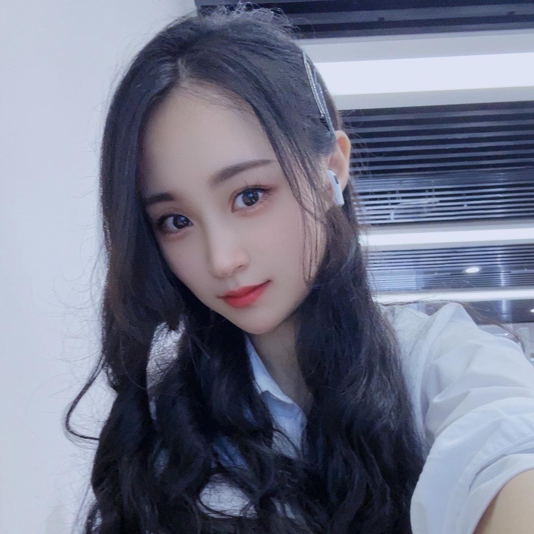 田甜爱吃草莓🍓