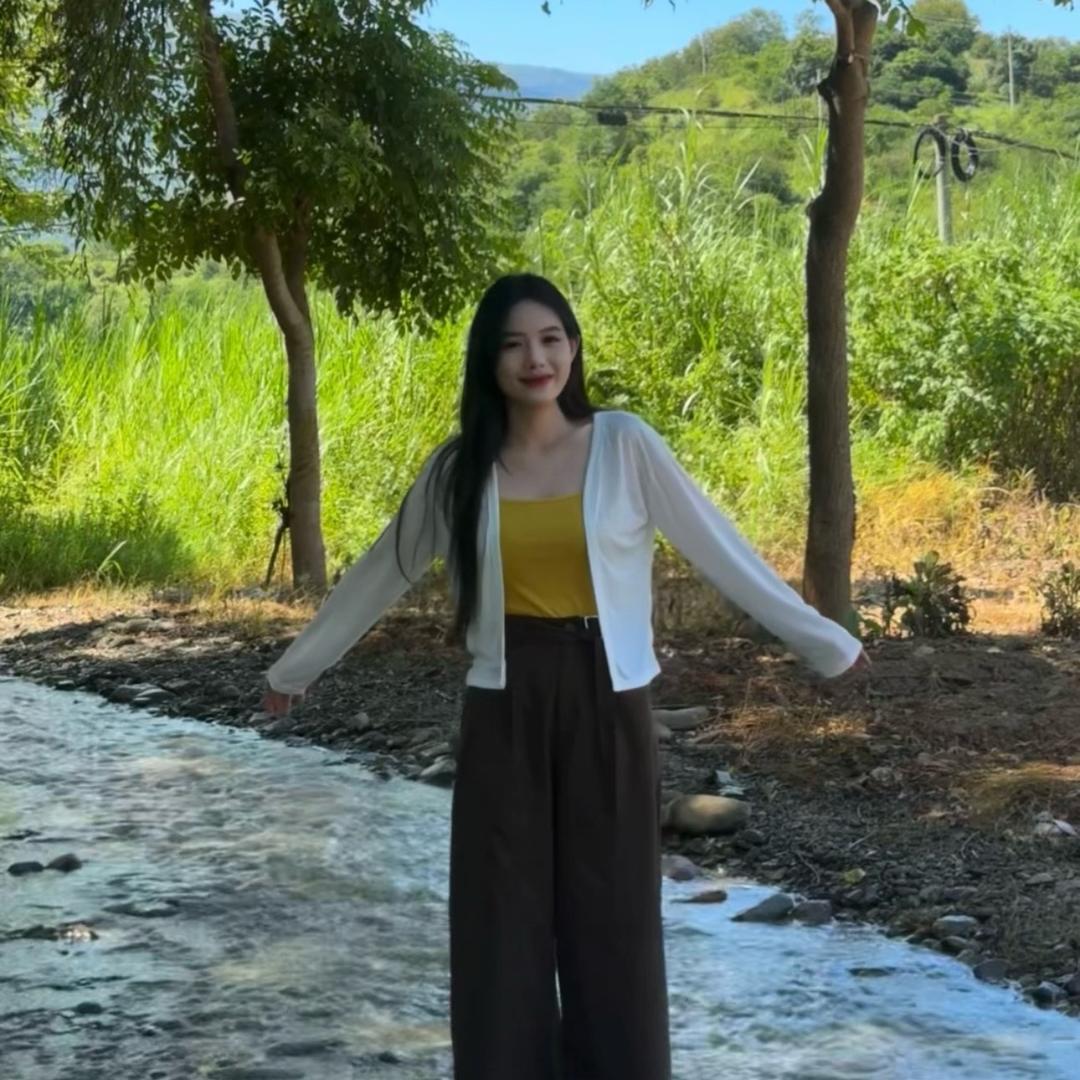 一女的。