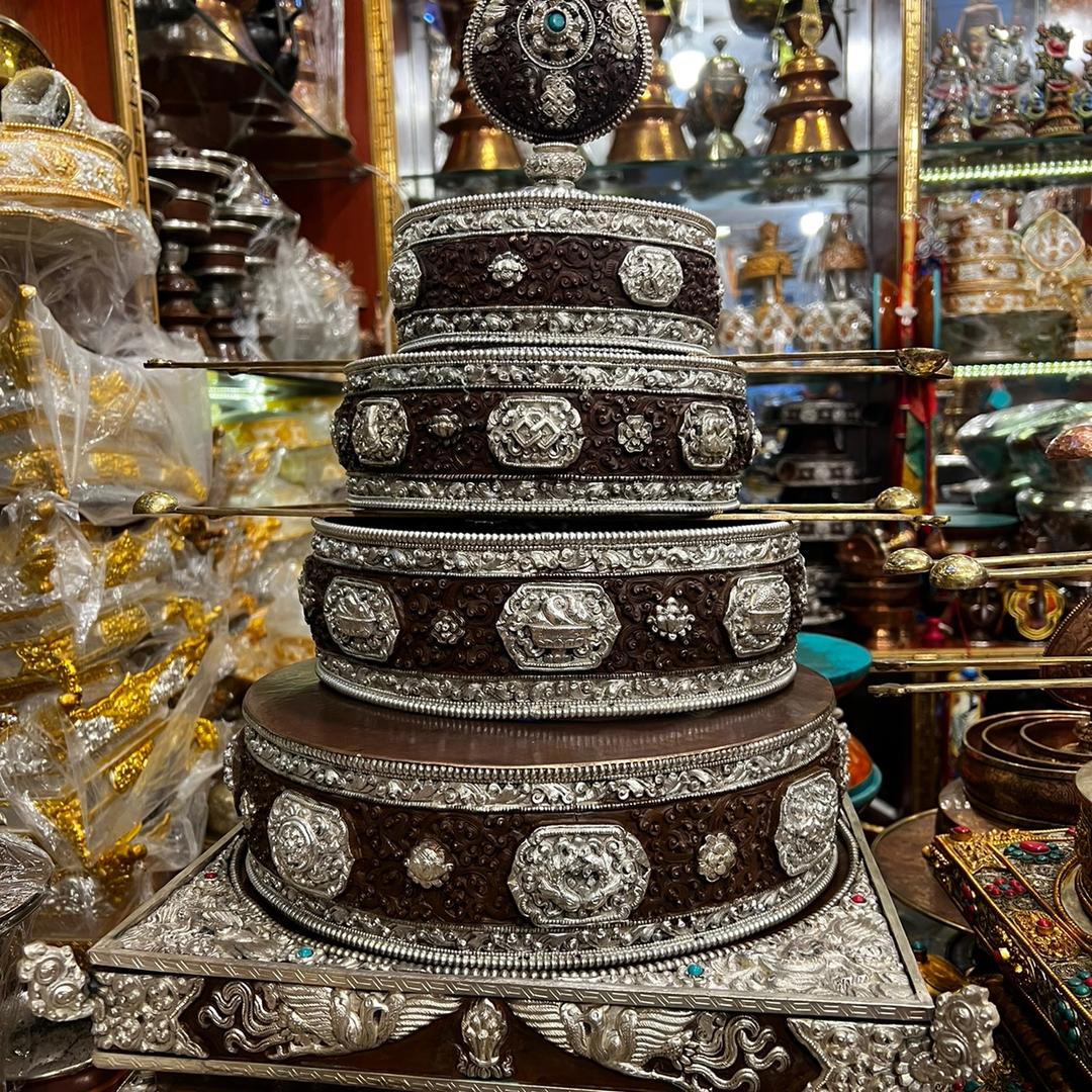 拉萨城中仁青卓玛工艺品柜台