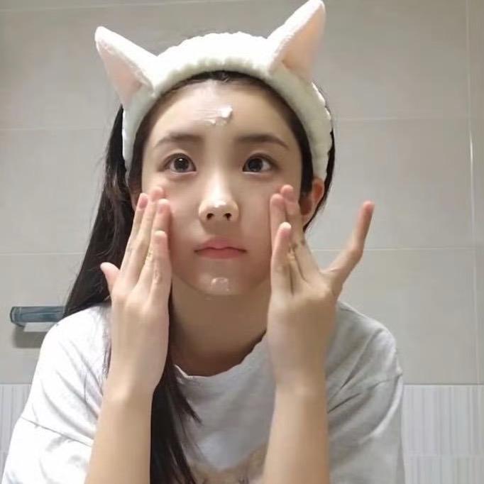 你抱着我掉眼泪说这世界太复杂