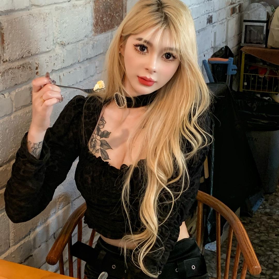 19岁绝情寡妇.