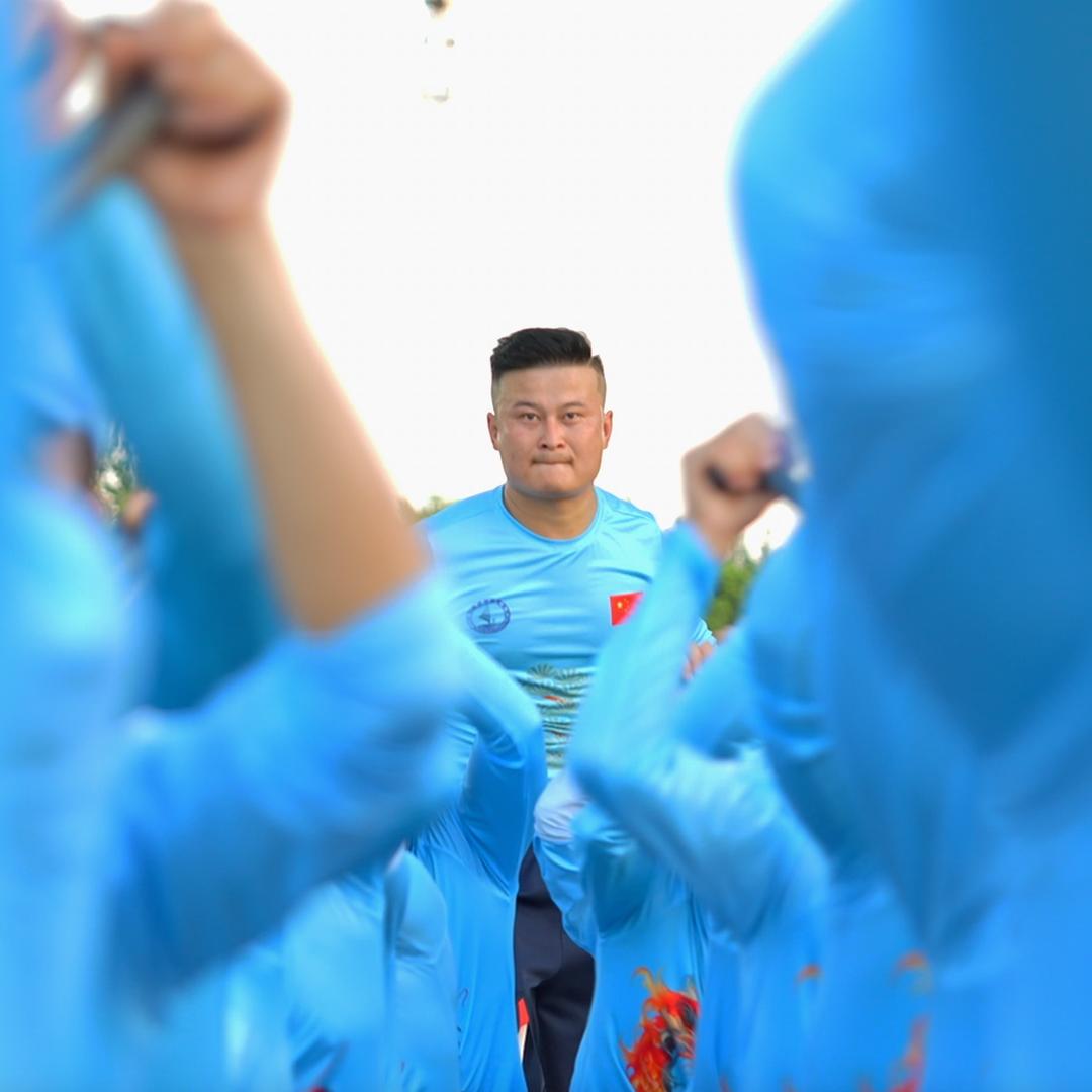 不会划龙舟的舵手