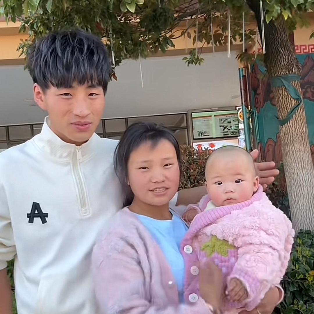 小梅和阳阳爱唱山歌