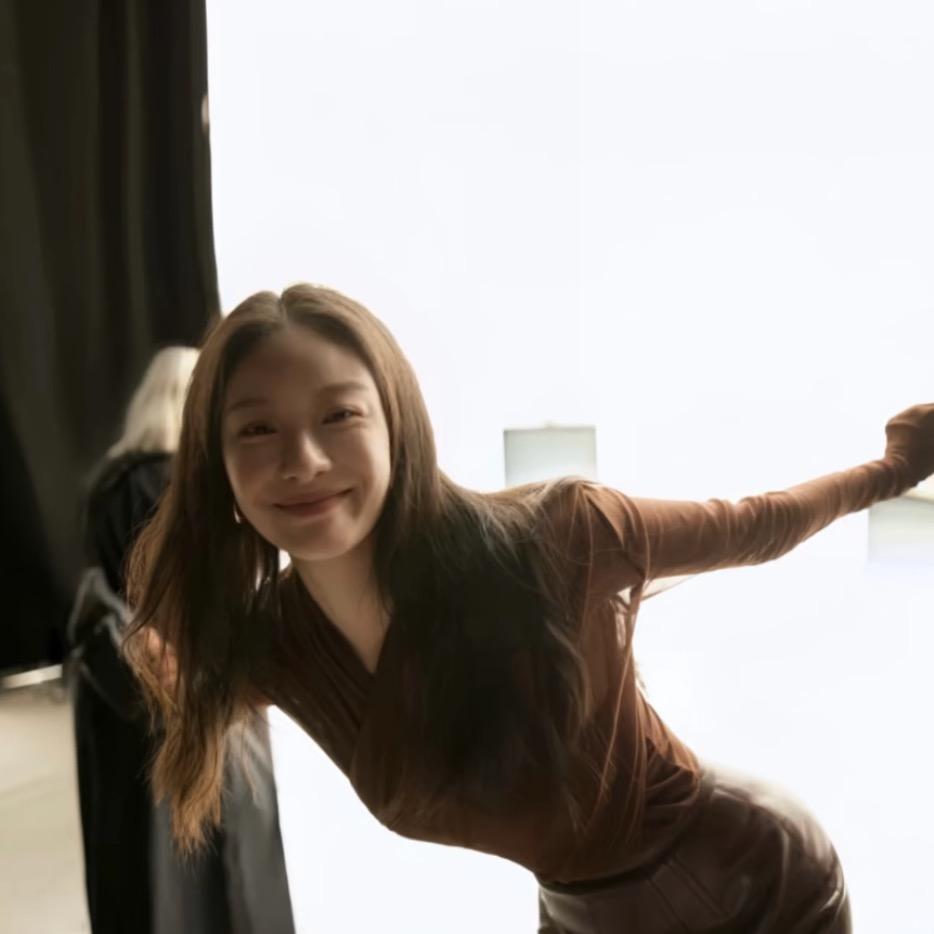 只是偶尔有点萌